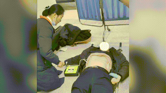 紧急救援！青岛地铁3号线上乘客突发心梗  AED两次电击助患者恢复心跳