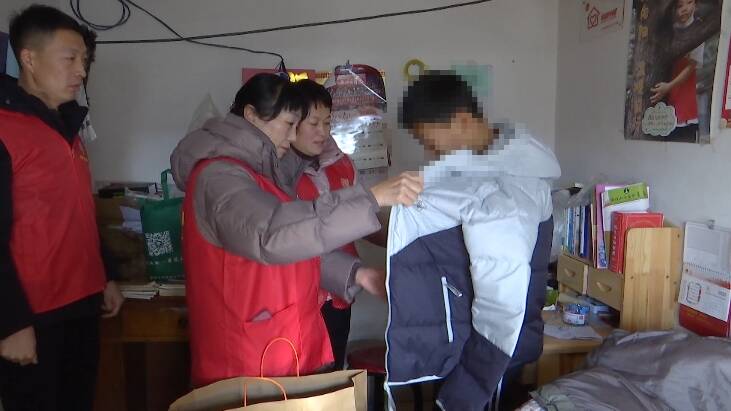 爱心陪伴成长！潍坊市坊子区53名困境儿童收到“暖冬礼包”