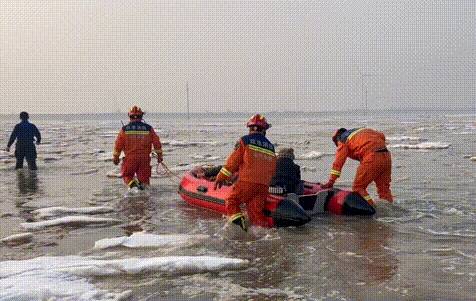 游客被困金泥湾 东营消防“破冰”施救