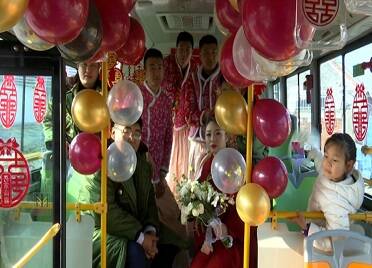 乳山：倡导文明新风尚 公交车变身“幸福婚车”