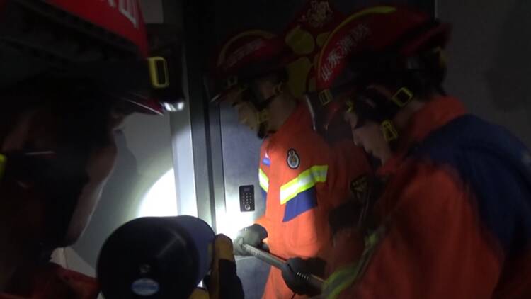 濱州惠民：房門打不開燃氣灶未關 消防員迅速破門化險為夷