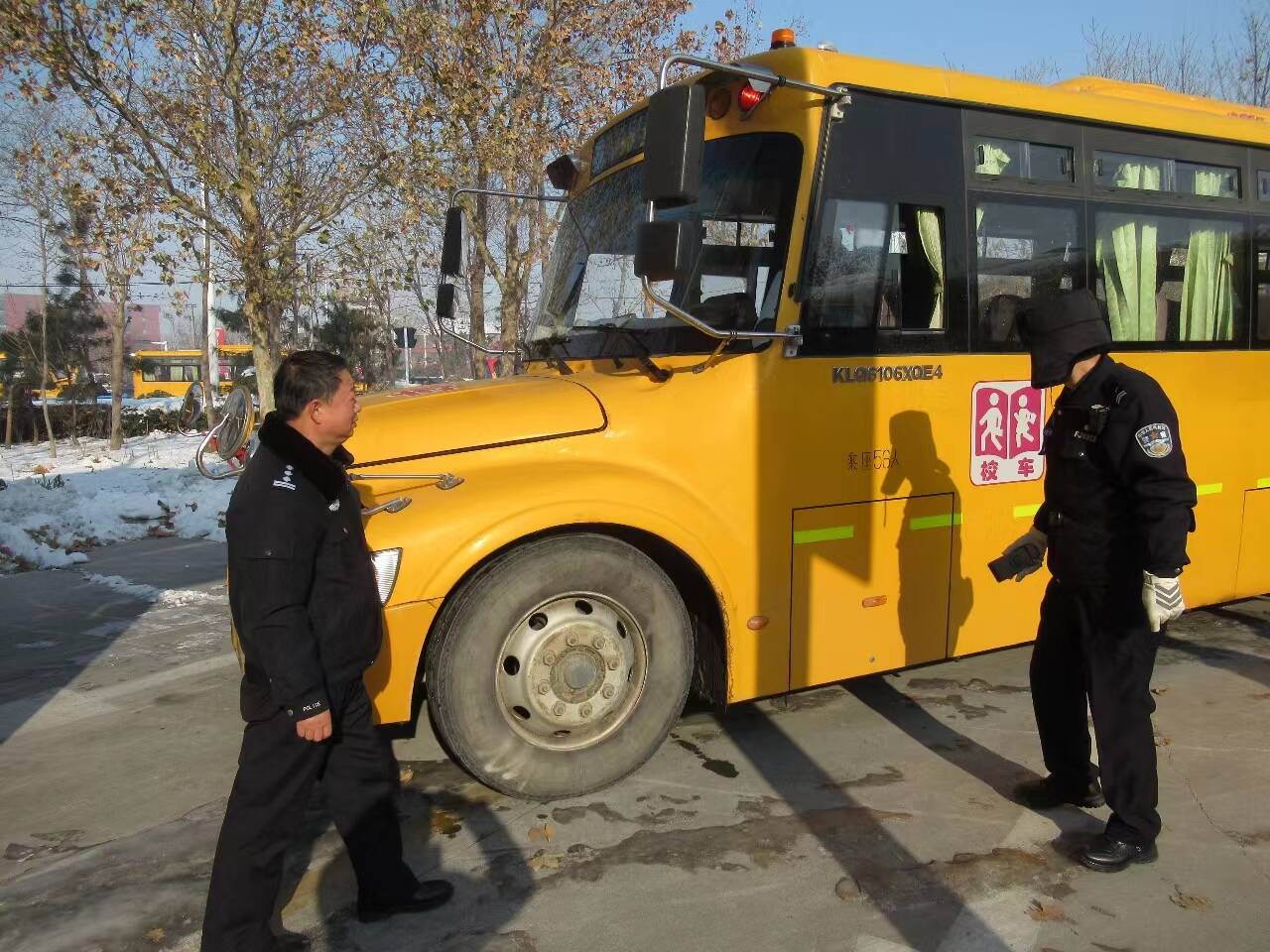 濱州：陽信交警車管所開設“周末專場” 集中為校車核發標牌