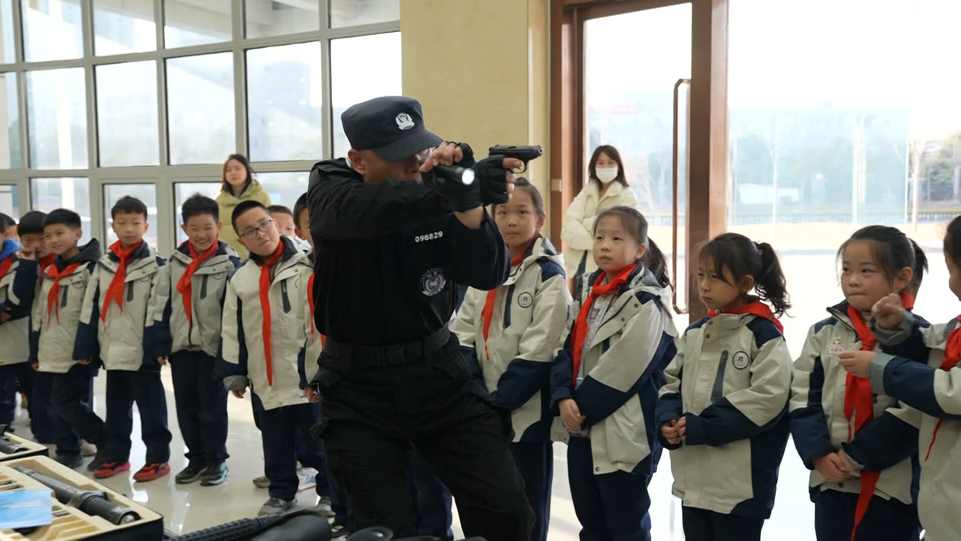  The "Police Camp Open Day" activity was held in many places in Shandong Province, with heavy array, weapons display and anti fraud propaganda