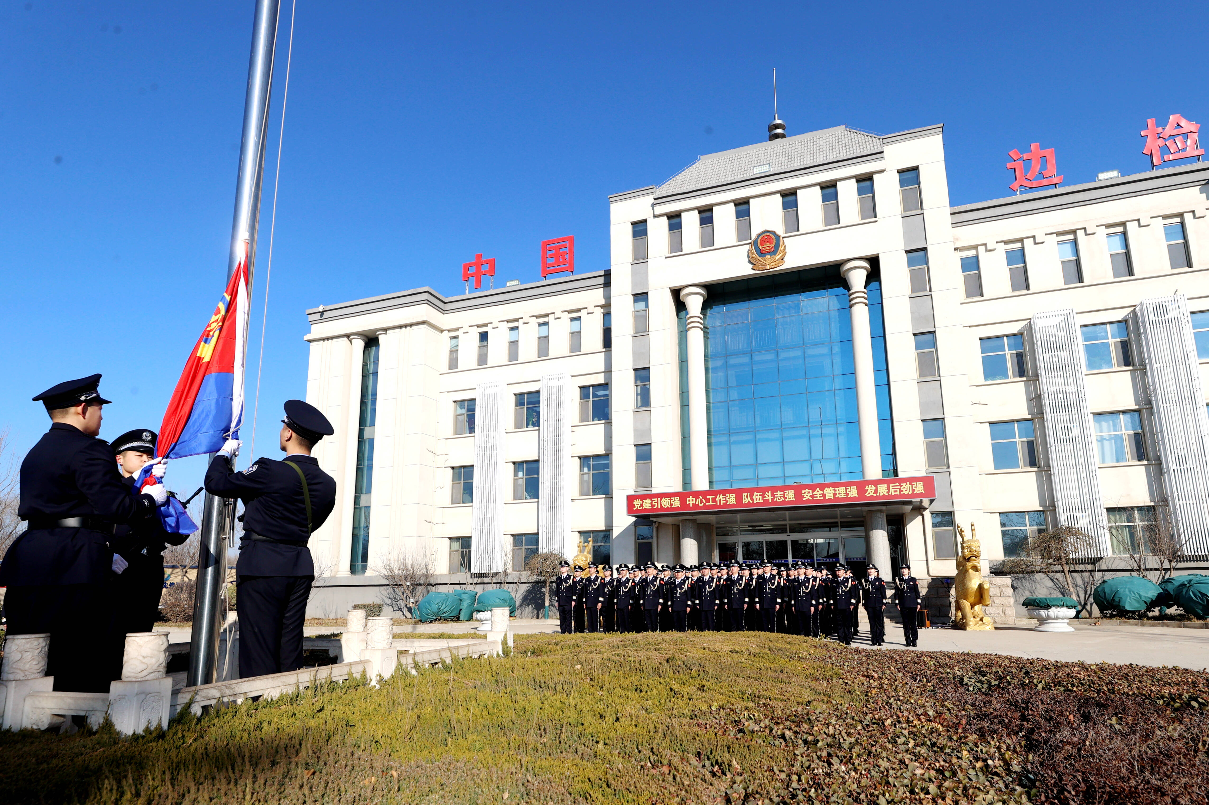 升警旗、晋升警衔....第四个中国人民警察节，济南出入境边防民警们这样过