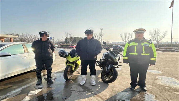 骑摩托车“翘头”炫技   东营交警出手严惩不贷