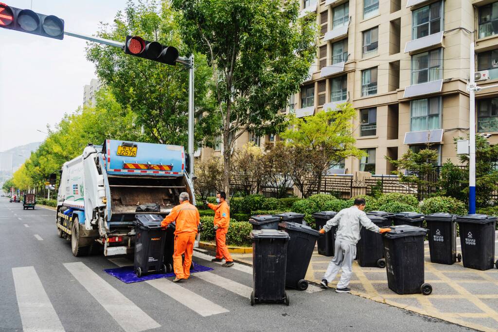 小程序助力！青岛崂山推行“公交式”垃圾收运 垃圾桶不占路
