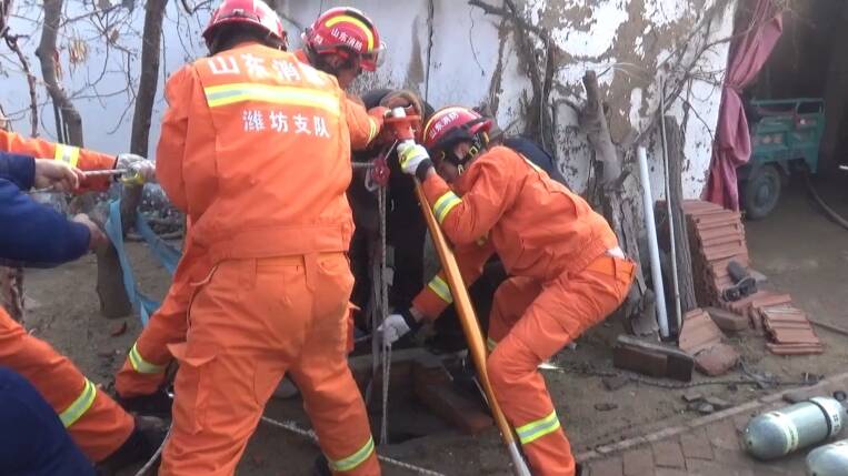 潍坊峡山区：消防员与村民合力救援 坠井老人转危为安
