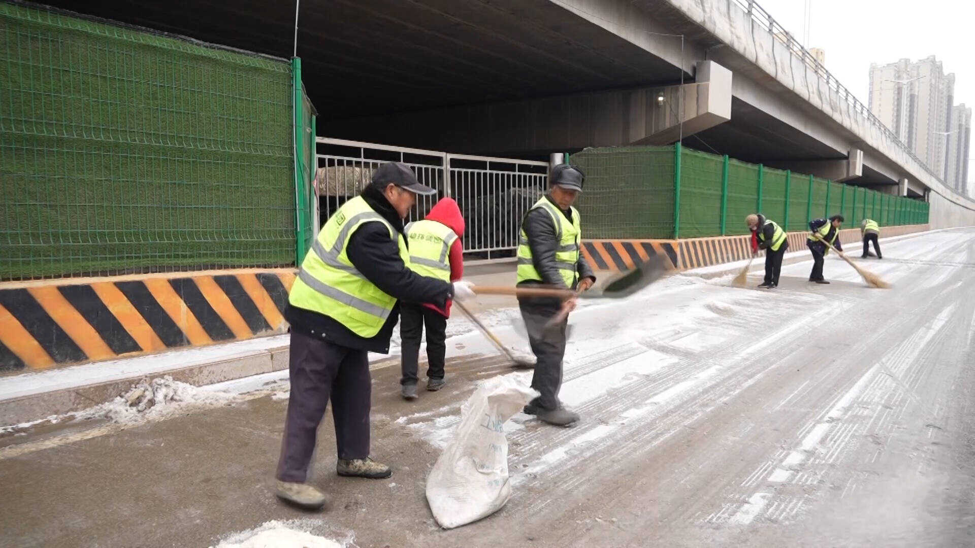 扫雪除冰暖意浓，枣庄薛城全力应对雨雪天气