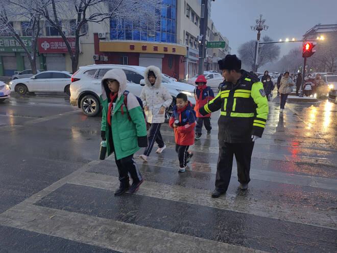 雪中有你护平安！滨州交警执勤在一线