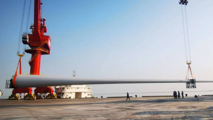 山东港口东营港顺利开展首套卸船风电叶片业务