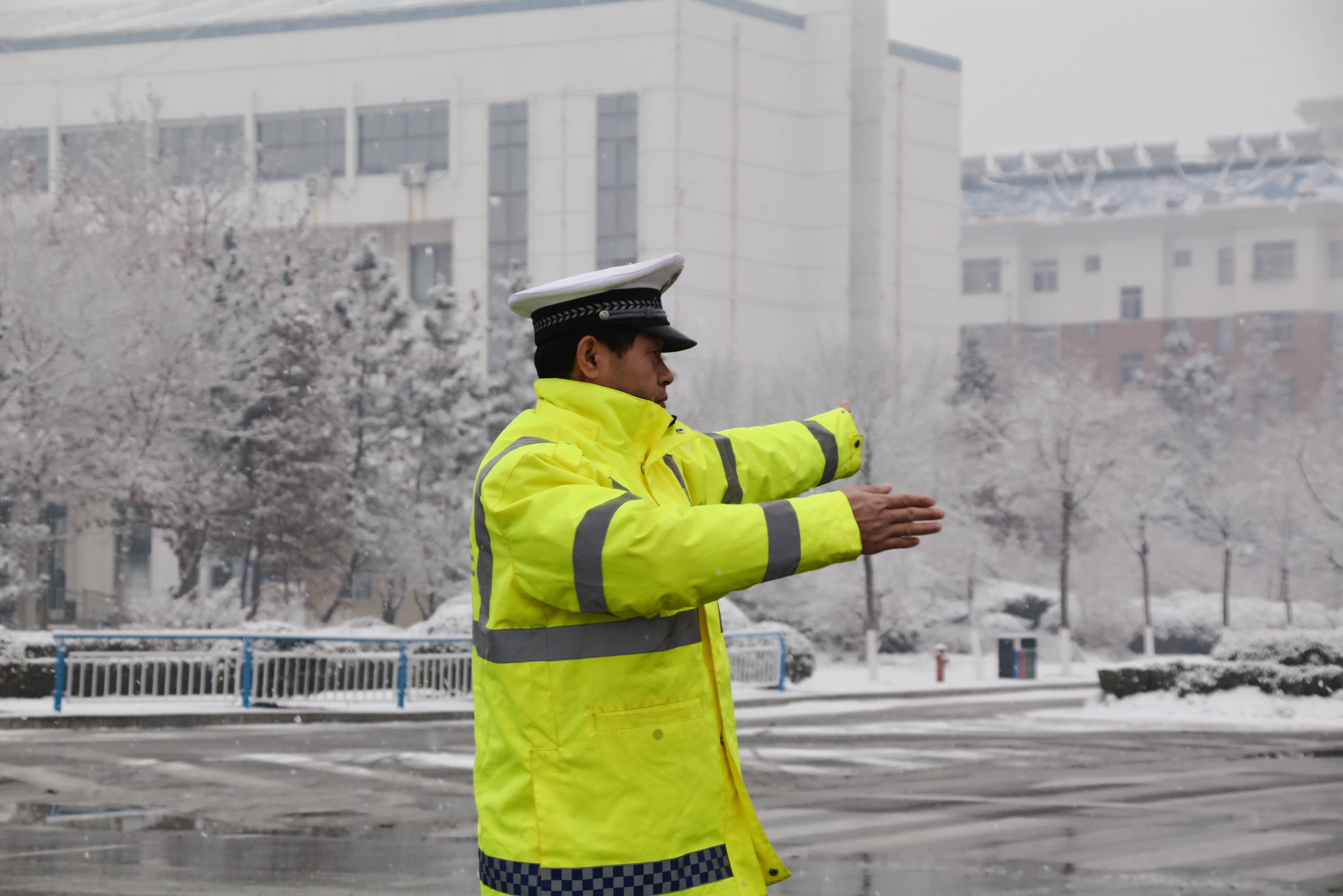 闻“雪”而动 阳信交警全力护航辖区道路交通安全　
