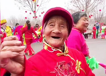 德州87岁老奶奶开心扭秧歌 欢乐小跑像调皮小姑娘
