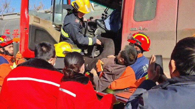 油罐车追尾相撞1人被困 东营消防紧急救援