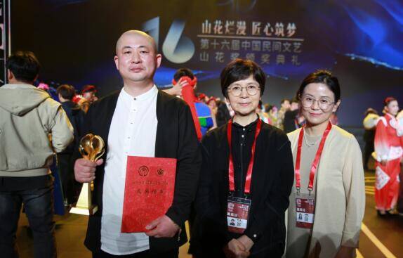 潍坊奎文核雕艺人摘得第十六届中国民间文艺山花奖