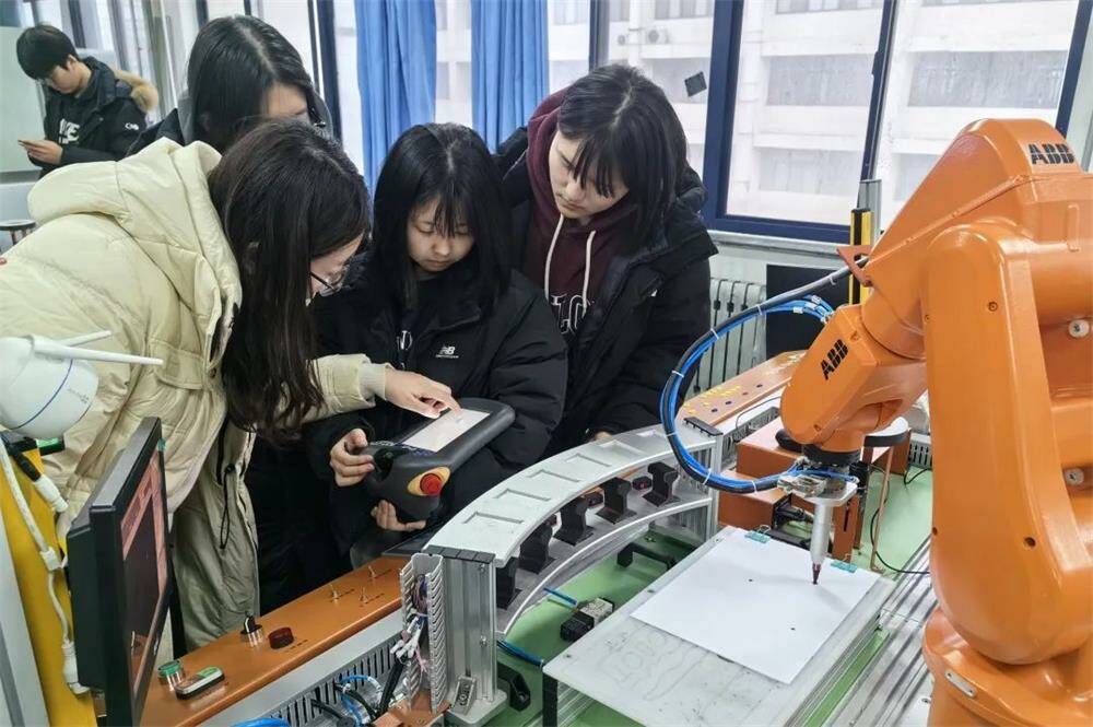 韩国首都电气工业高中师生到威海研学