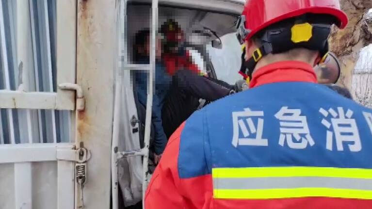 潍坊昌乐：雪天路滑两车相撞 消防员火速救出被困人员