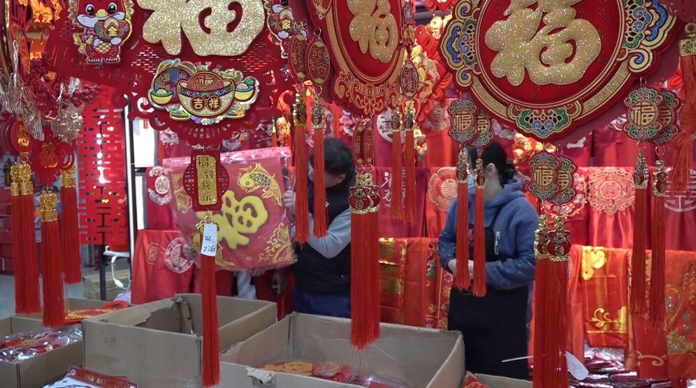 ​潍坊：节庆用品迎来销售旺季  “龙元素”成年货主角