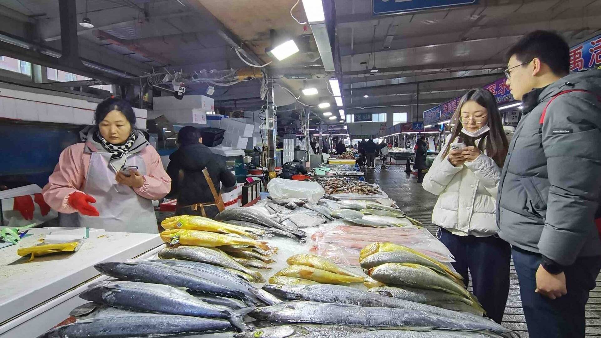 日销上百吨，偏爱鱼和虾！年年有“鱼”，青岛海鲜市场进入“春节模式”