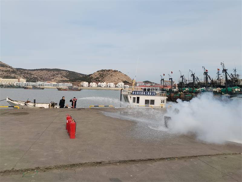 荣成：多部门联动 开展渔港消防演练