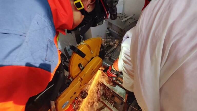 潍坊昌乐：面条机“咬”手女子被困 消防员紧急救援
