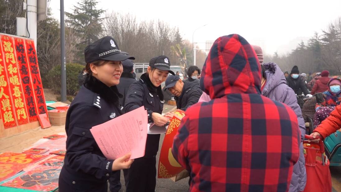 潍坊：59岁老民警带22岁实习民警赶年集反扒 薪火相传守好群众“钱袋子”