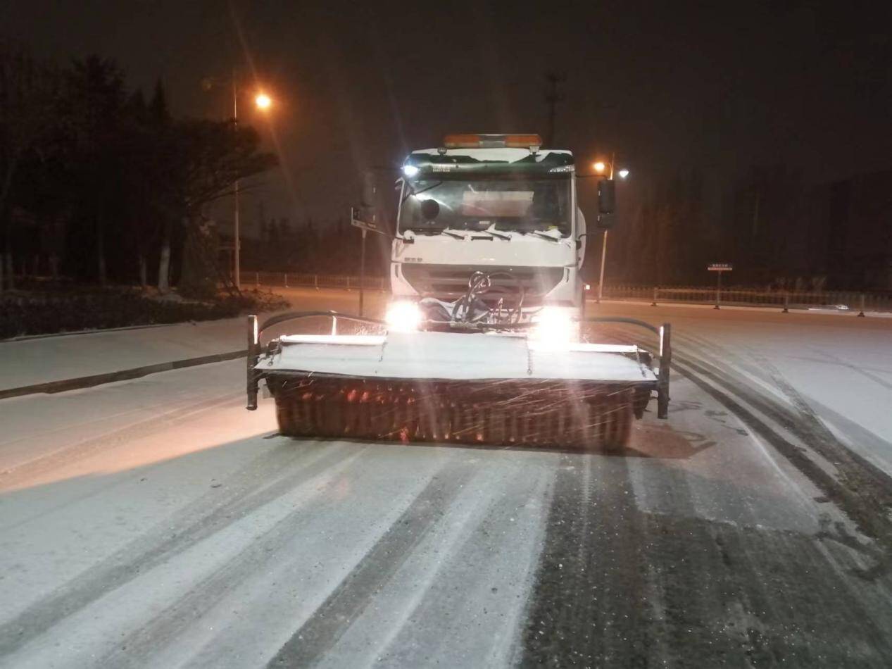 濟南市萊蕪區出動近兩萬人奮戰清雪除冰第一線