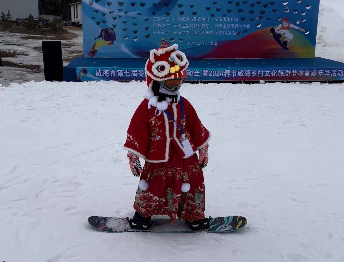 赛道上会滑雪的“小狮子”？身穿新年服饰小运动员“走红”冰雪赛场