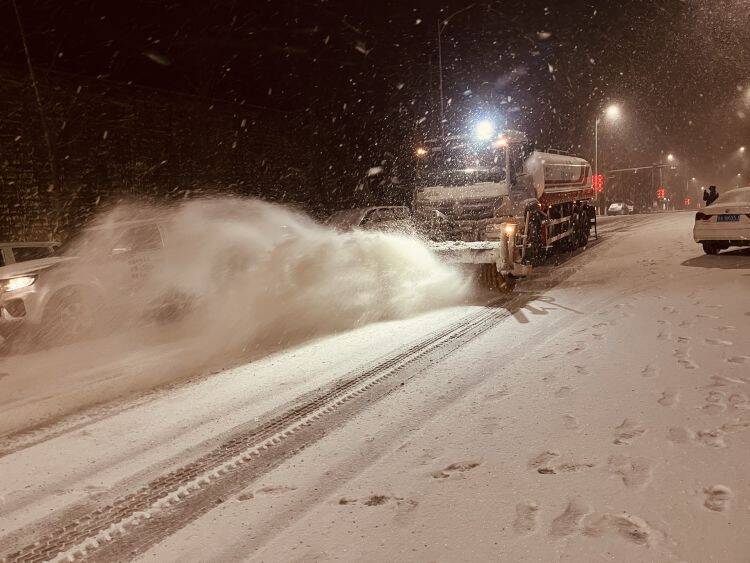 主次干道路面積雪已清理完畢！感受風雪中的鋼城速度