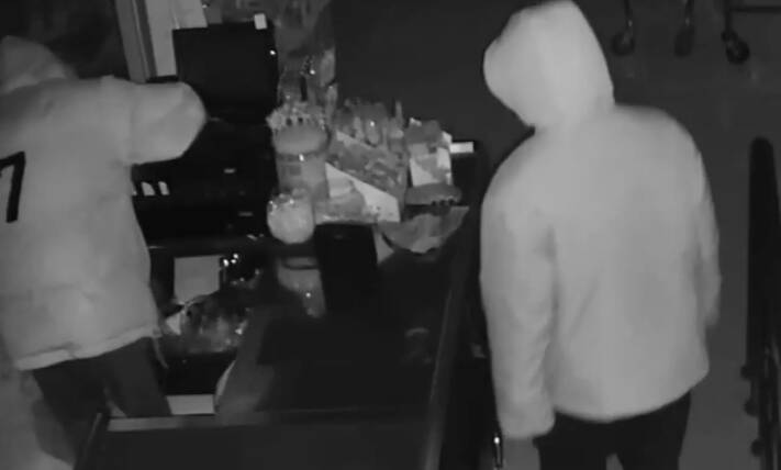 3名男子深夜潜入超市盗窃70多条香烟 监控视频助警方火速破案