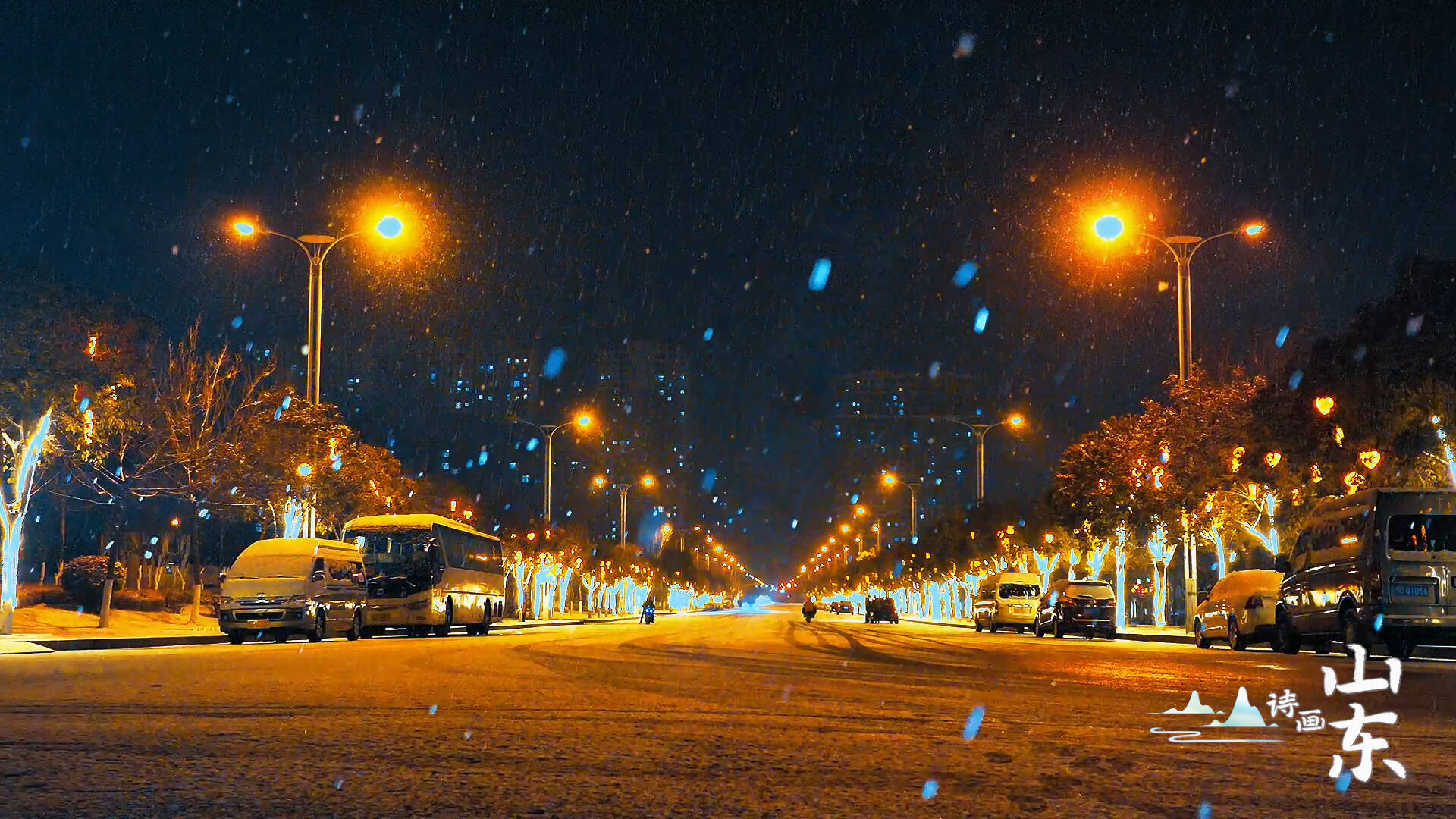 诗画山东航拍枣庄薛城夜晚雪景银装素裹灯光璀璨