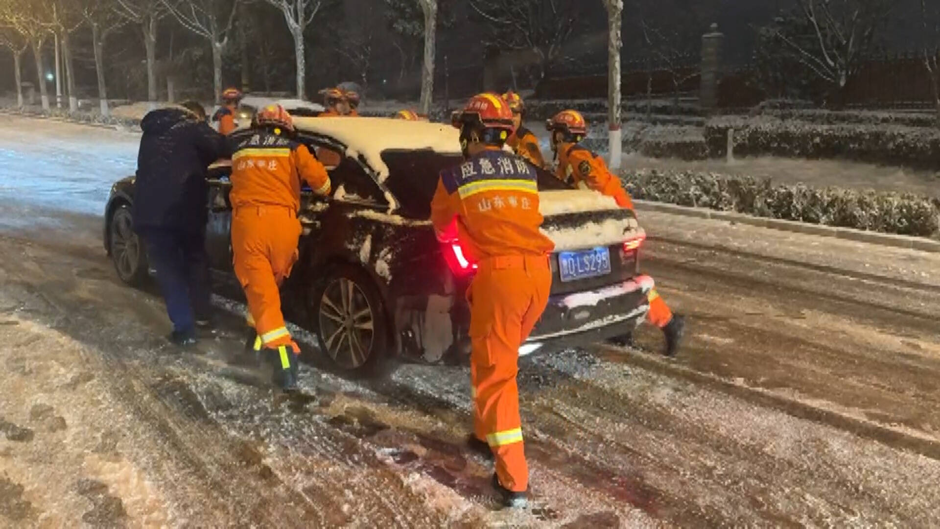 强降雪致车辆被困 枣庄薛城消防紧急救援助力脱困