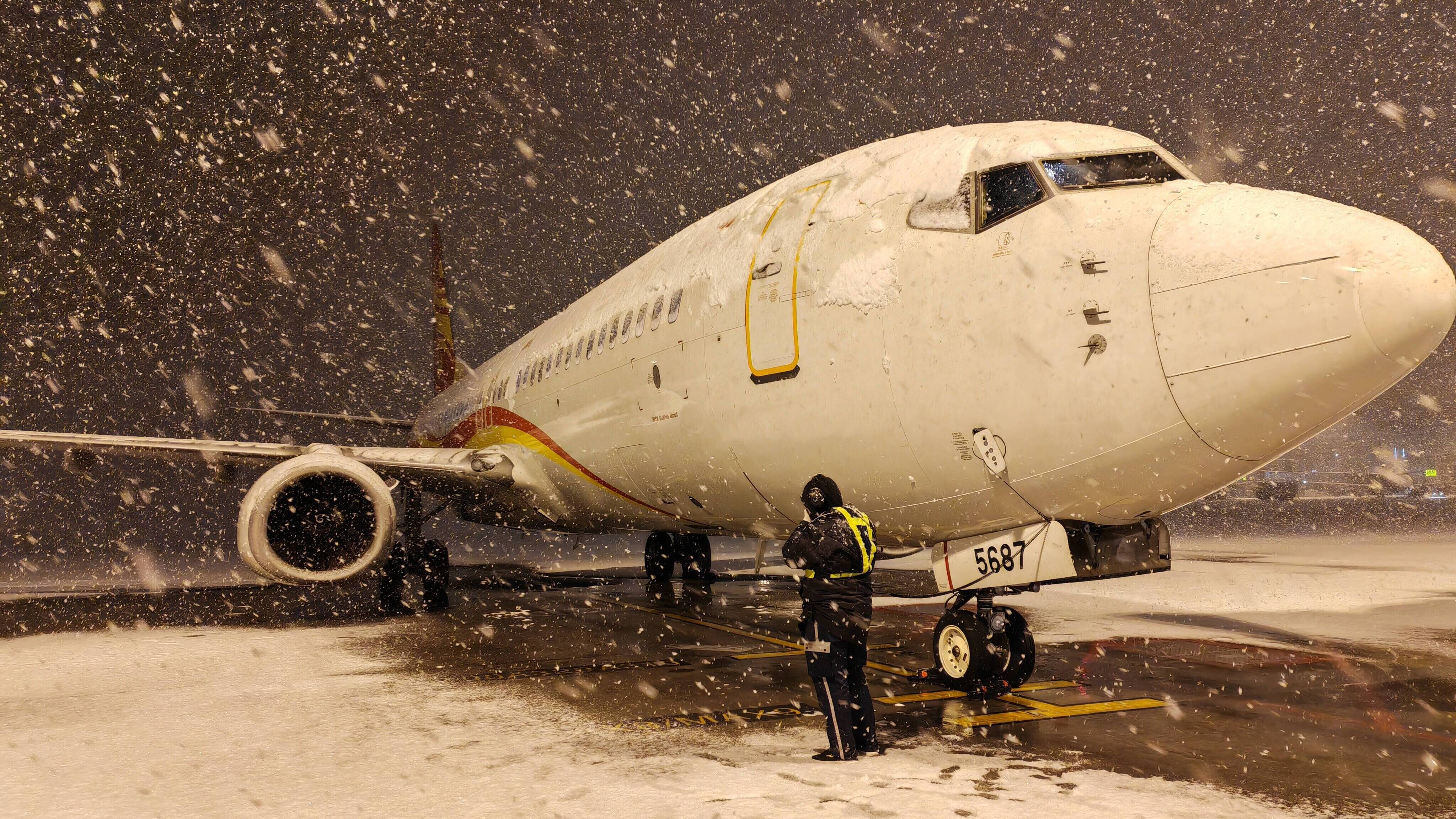 强降雪来袭 青岛机场全力做好航班和旅客服务保障 无因本场降雪原因取消航班