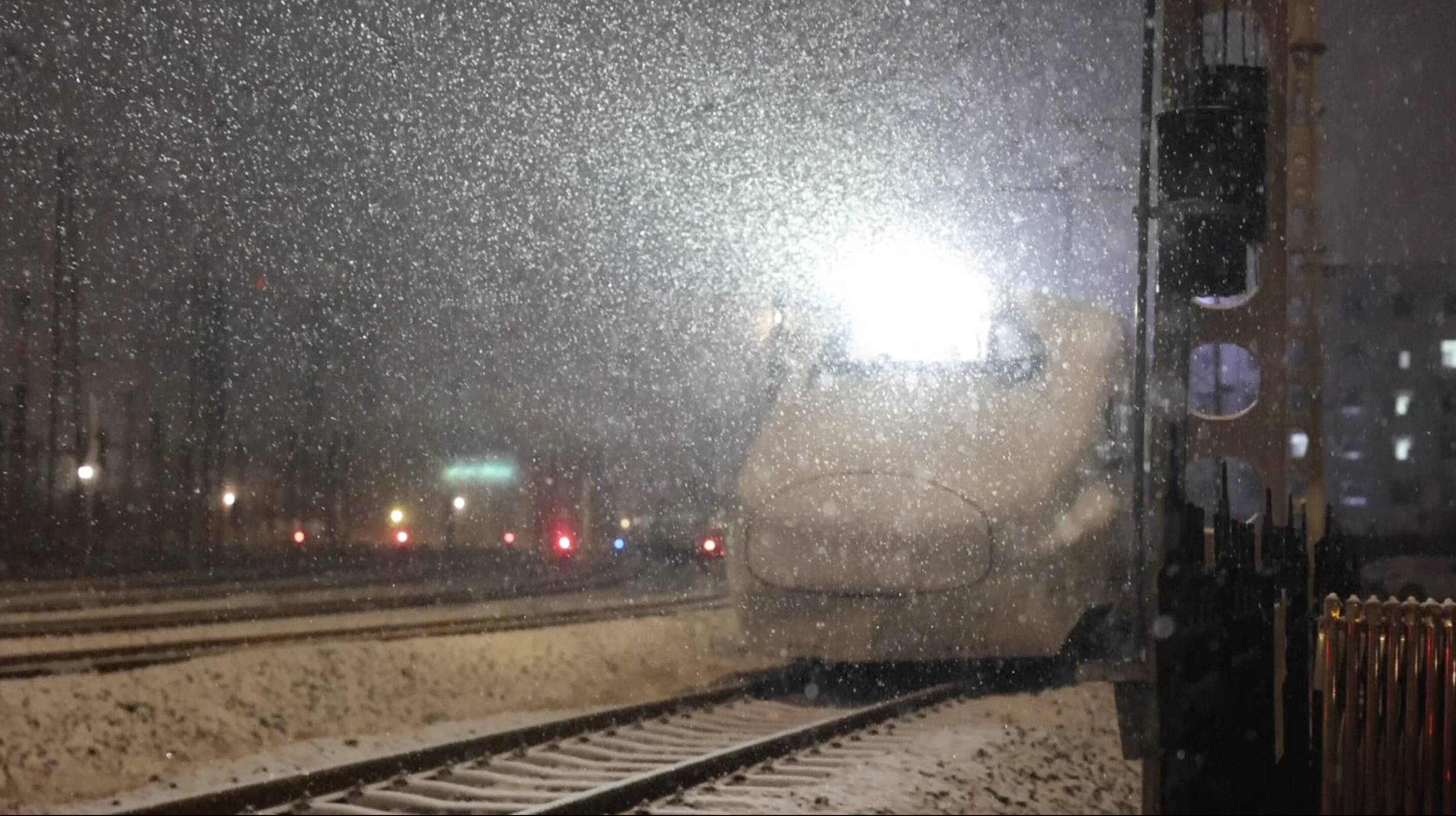 碳滑板加装铜条 山东连夜出动11辆车为铁路接触网除冰