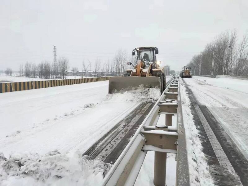 济宁市公路事业发展中心昼夜除雪保畅 护航春运平安路