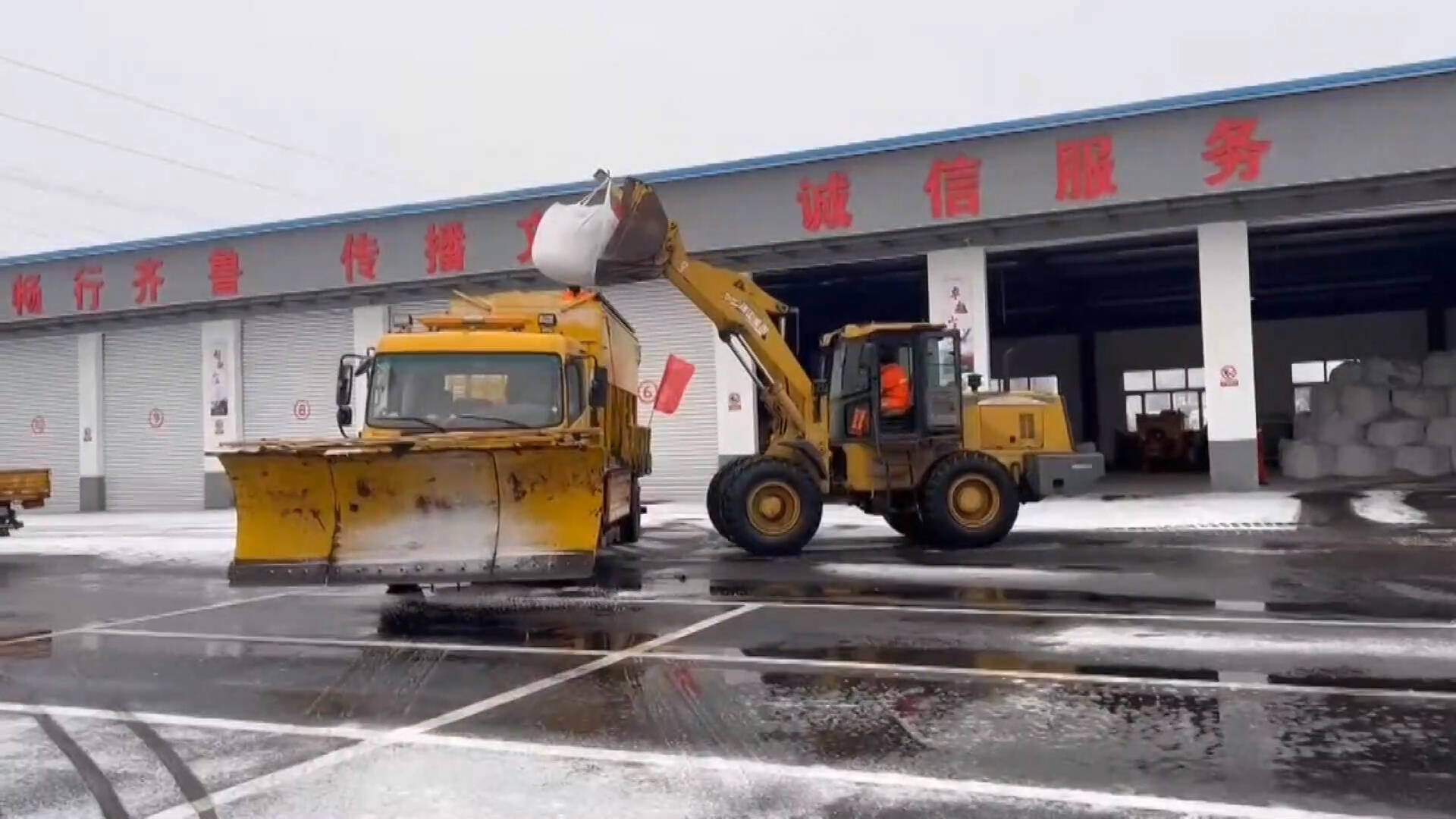 自本轮降雪以来，山东高速枣庄境内撒布300余吨融雪剂