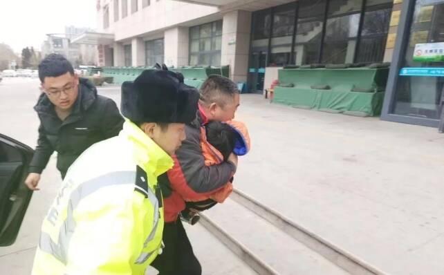 濱州交警緊急護送燙傷孩童就醫
