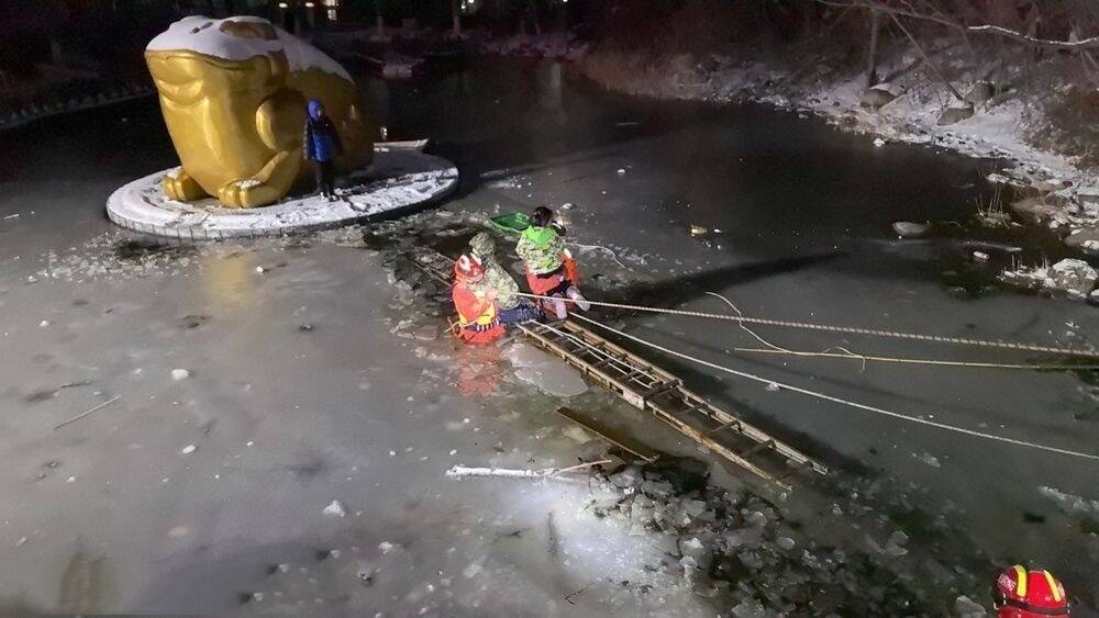 孩子别怕，叔叔接你们回家！3名儿童被困湖内，消防救援人员跳进冰水施救