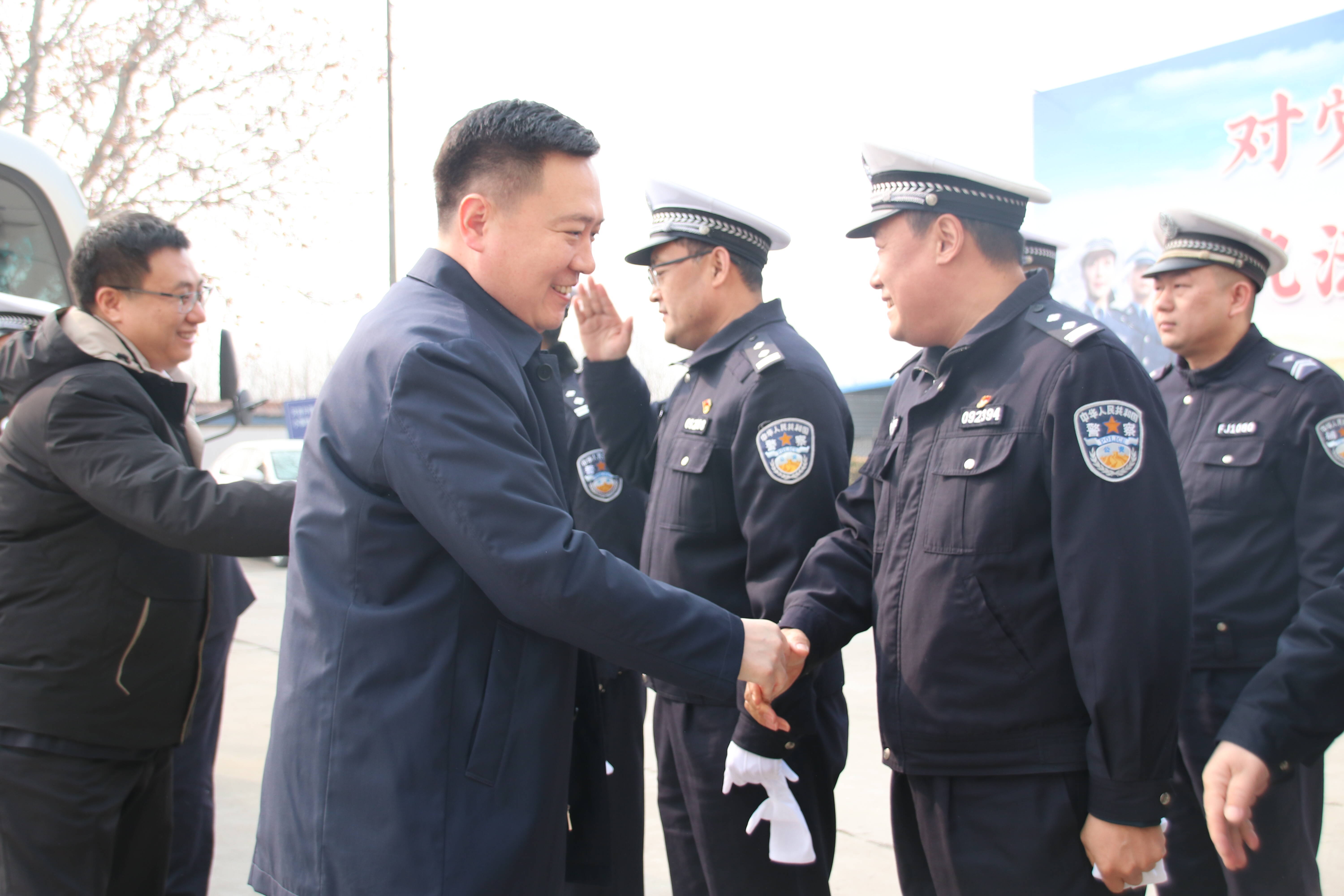 濱州市委常委、副市長、高新區黨工委書記屈躍寬春節前慰問高新交警