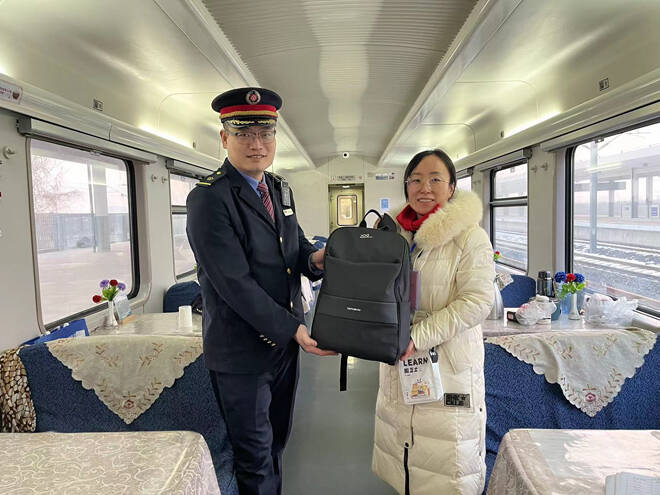 春運溫暖瞬間！K1785次列車上一女士遺忘背包 列車長迅速歸還