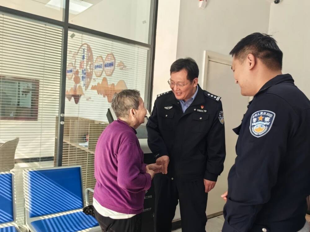 濱城：民警化解糾紛 市民送冰糖葫蘆感謝