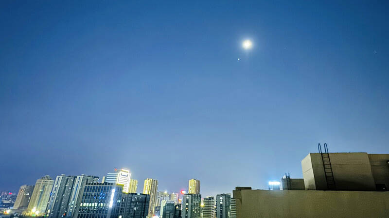 “木星伴月”现身潍坊夜空