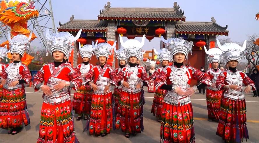 济宁兖州区：苗族特色歌舞演出 让游客感受不一样的年味