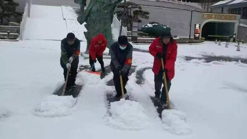 为确保安全，崂山风景区多个游览区暂停开放！工作人员正紧急除雪