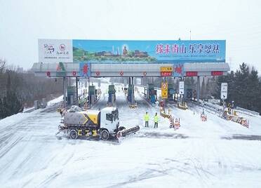 龙口市：强降雪致高速公路封闭 高速交警加强巡逻管控保安全