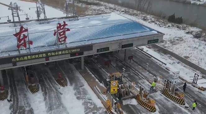 东营：高速公路及时清理降雪 逐步恢复通行
