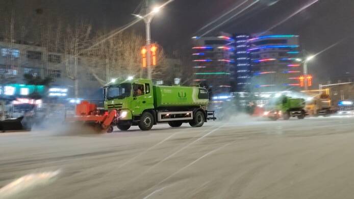 潍坊市坊子区600余名作业人员、百余台机械循环清雪 保障市民安全出行