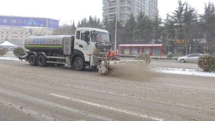 潍坊：人员、机械轮番上阵“战寒潮” 坚守清雪除冰第一线