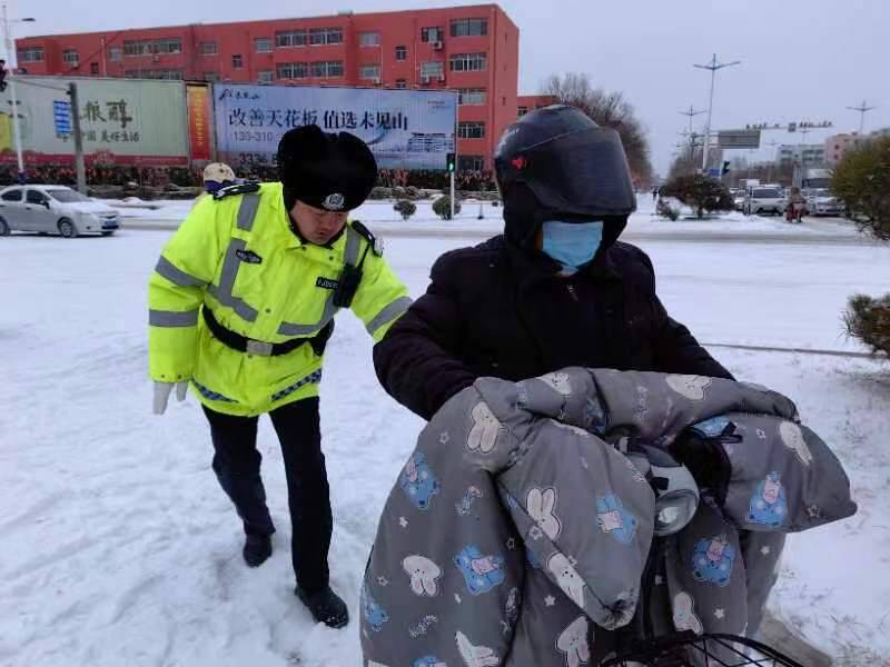 滨州交警“以雪为令” 全力保障路畅民安