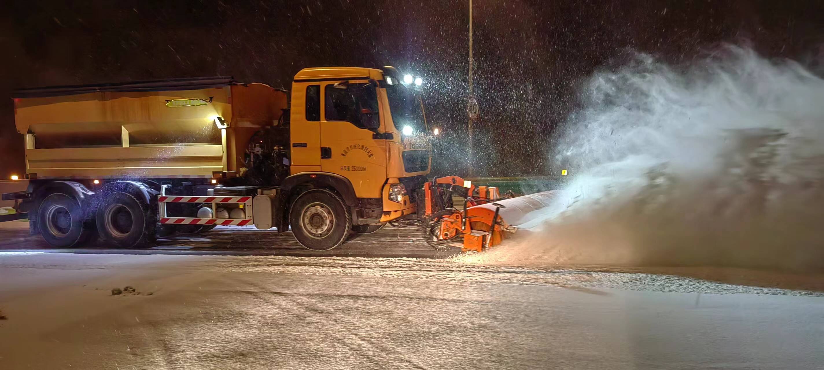 以雪为令 昼夜奋战 济南市交通运输系统扫雪除冰保畅通