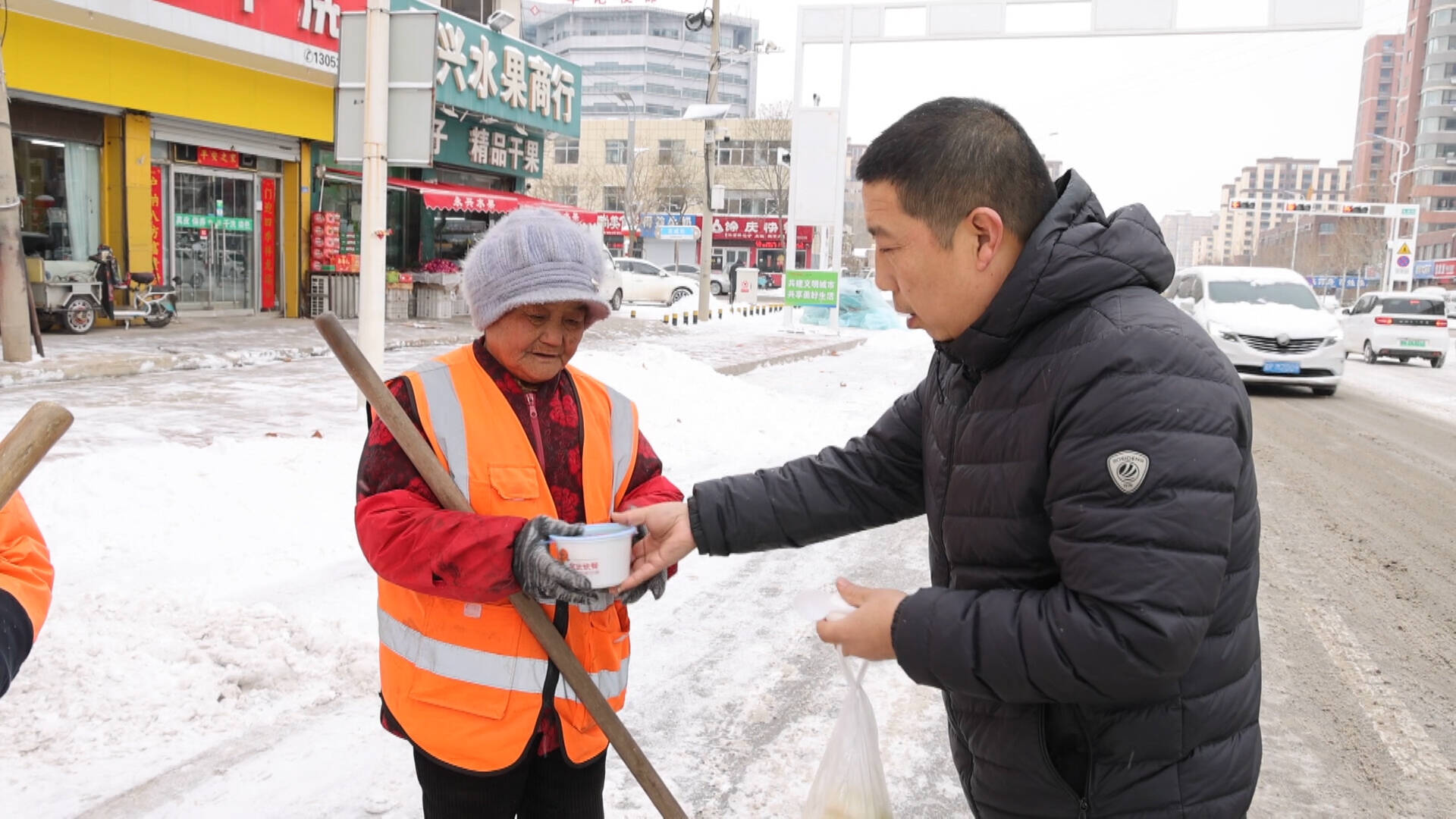 夏津：雪后爱心企业免费送餐一线工作人员 传递温暖感人心